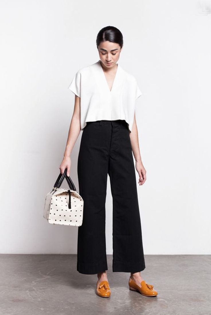 The Wide Leg Pants with Flats Trend—a Super Fashion Forward Trend for Super Hot Days Jesse Kamm Sailor Pant, Street Mode, Minimalist Moda, Black And White Outfit, Mode Kimono, Style Casual Chic, Sailor Pants, Black Cropped Pants, Cooler Look