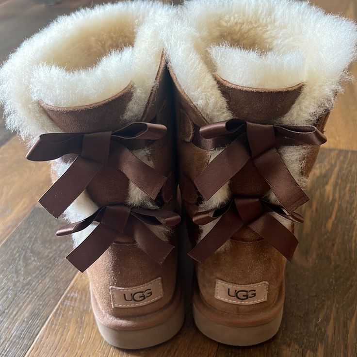 Gently Worn Size 8 Bailey Bow Uggs, With Fall And Winter Coming Up Uggs Are Perfect!! Brown Uggs With Bows, Uggs With Bows On Side, Ugg Boots Bow, Bow Uggs, Winter Moodboard, Brown Uggs, Outfit Suggestions, Cute Uggs, Winter Coming