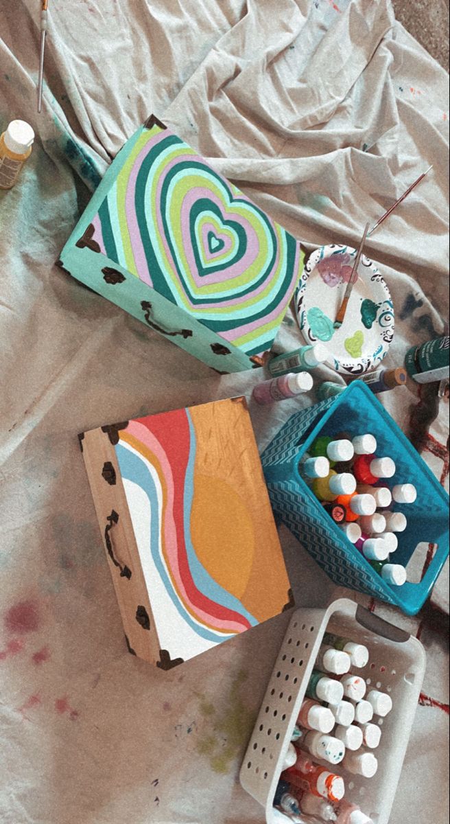 Painting Ideas On A Box Easy, Memory Boxes Aesthetic, Shoebox Painting Ideas Aesthetic, Shoe Box Painting Ideas Aesthetic, Decorated Memory Boxes, Memory Box Painting Ideas Aesthetic, Memory Box Ideas Aesthetic, Sophomore Memory Box Ideas, Shoe Box Memory Box Ideas