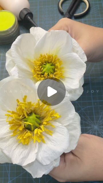 Tissue Paper Tulips Diy, Crepe Paper Poppies Diy, Flowers Made With Paper, Crepe Flowers Tutorial, Giant Tissue Paper Flowers Diy Tutorials, Easy Crepe Flowers, Poppy Paper Flowers, Diy Crepe Paper Flowers Tutorials, How To Make Crepe Paper Flowers