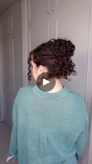 Barett Hairstyles, Curly Hair Low Bun, Hairstyle For Work, Messy Side Bun, Black Hair Elastics, The Bun, Curly Updo, Hair Elastic, Curly Hair Styles Easy