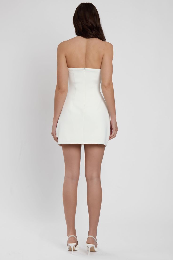 Meet our luxurious Solene Dress - a white strapless pocket mini dress with the perfect silhouette. Crafted with a stretch knit fabric, the fitted bodice effortless sculpts to the bodies natural curves with a slight shaping effect at the hips providing the LEAU fit we are known for. The dress slips down to a mini length and is accompanied by faux pockets at the hips for a classic yet elegant dress you will keep in your wardrobe for years to come. High Waist Long Skirt, Long Skirt Outfits, Plain Dress, Bodycon Floral Dress, Dresses Xxl, Bustier Dress, Halter Mini Dress, Satin Mini Dress, Natural Curves