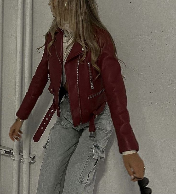 Red Leather Jacket Outfit, Red Jacket Outfit, Yennefer Of Vengerberg, Quoi Porter, Leather Jacket Outfits, Looks Street Style, Classy Casual, Looks Chic, Red Outfit