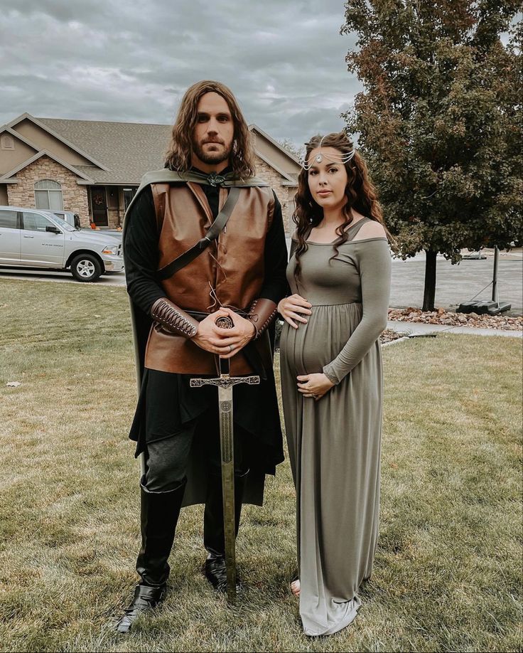 Diy Aragorn Costume, Womens Lord Of The Rings Costume, Halloween Costumes Lord Of The Rings, Lord Of The Rings Group Costume, Family Lord Of The Rings Costume, Arwen Lord Of The Rings Costume, Aragorn And Arwen Costume, Lotr Couples Costumes, Middle Earth Outfits