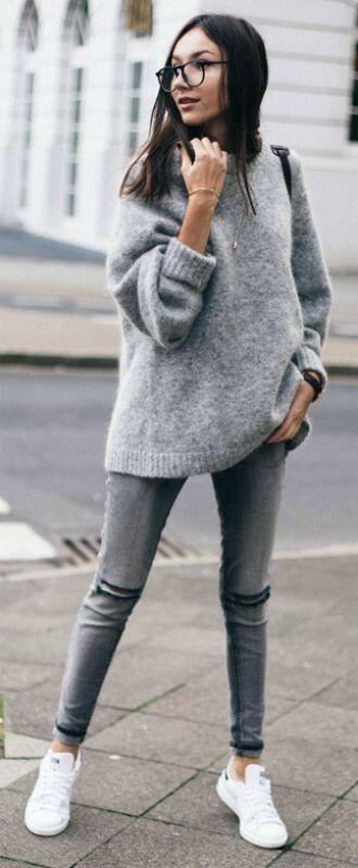 White sneakers Grey Knitwear, White Sneakers Outfit, How To Wear Sneakers, Work Flats, Outfit Chic, White Sneakers Women, Mode Casual, Grey Outfit, Winter Trends