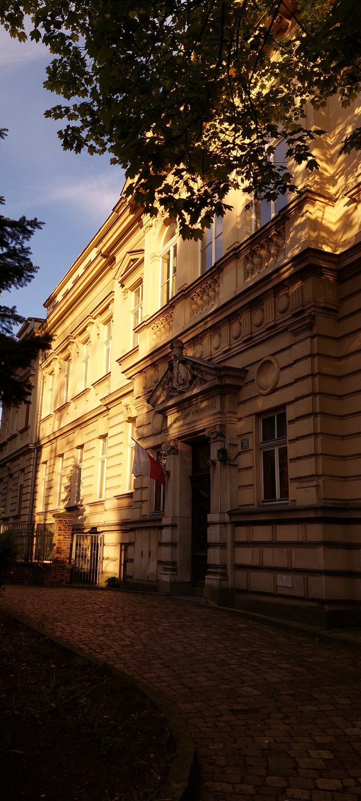 an old building is lit up by the sun