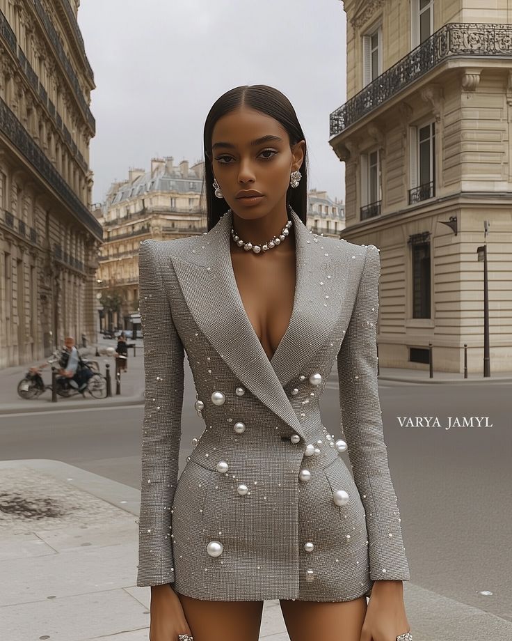 Elegant Bold Outfit, Unique Style Inspiration, Resort 2025 Fashion Trends, Pearl Dress Outfit, Fashion Dress Design, Pearl Blazer, Outfit With Pearls, Pearls Dress, Unique Fashion Style