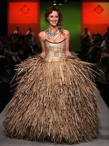 Sometimes, when you’ve spent hours going through wedding dress photos in an attempt to find the perfect dress, you just need a break. Take a few moments and check out these funny, hilarious and downright crazy wedding dresses. The Scarecrow This wedding dress, that we’ve affectionately coined “the scarecrow” features a bodice that isn’t too … Weird Wedding Dress, Ugly Wedding Dress, Worst Wedding Dress, Unusual Wedding Dresses, Ugly Dresses, Crazy Dresses, Crazy Wedding, Recycled Dress, Funny Dresses