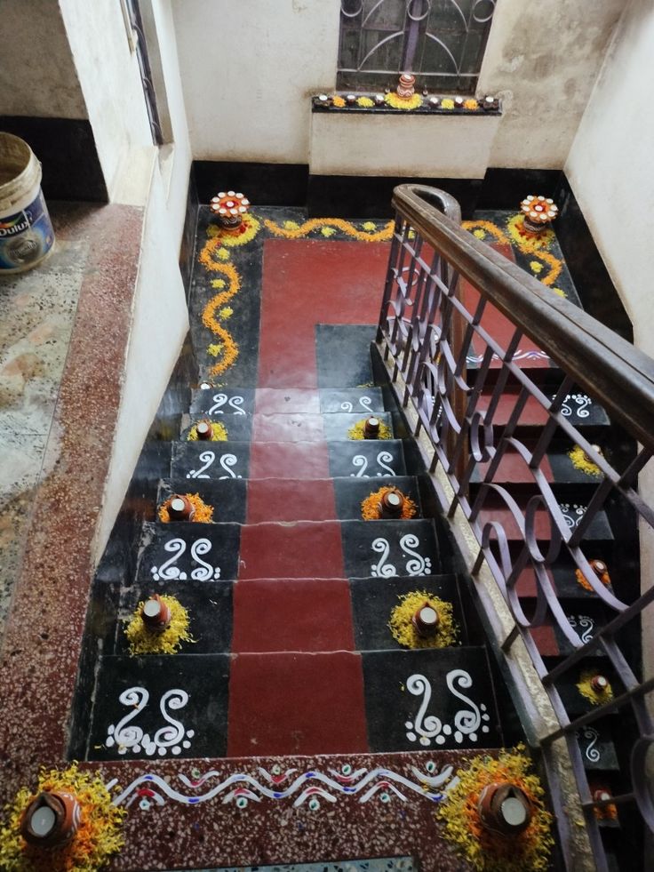 the stairs are decorated with flowers and decorations