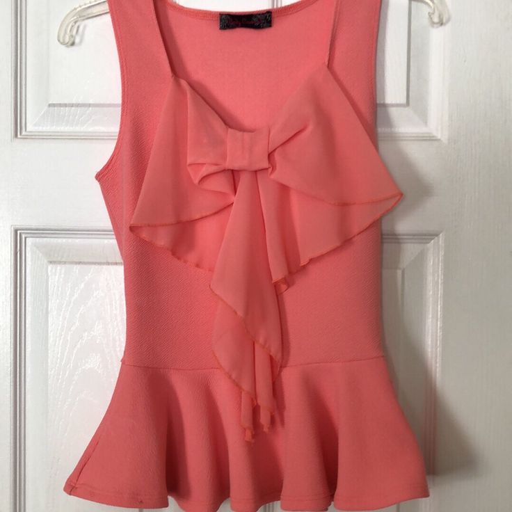 Body Central Peach Blouse Size M Peach V-neck Summer Blouse, Summer Peach V-neck Blouse, Elegant Summer Blouse In Apricot, Elegant Peach Tops For Summer, Elegant Apricot Summer Blouse, Elegant Peach Top For Summer, Peach V-neck Blouse For Spring, Feminine Peach V-neck Blouse, Apricot Sleeveless Tank Top For Spring