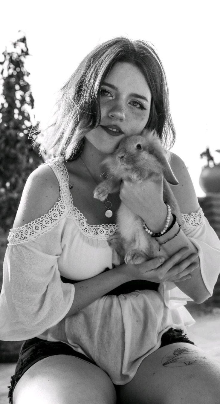 #bunny #conejitos #bunnylove #pets Person Holding Bunny Reference, Person Holding Bunny, Rabbit Photoshoot Ideas, Bunny Photoshoot Ideas, Rabbit Photoshoot, Bunny Photoshoot, Pig Photos, Holding A Bunny, Farm Photoshoot