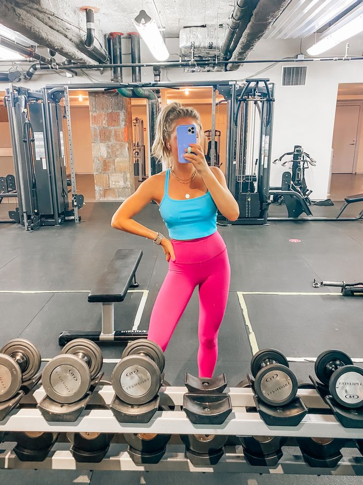 Bright Gym, Move To A New City, Forest Green Pants, Workout Leggings Outfit, Lulu Outfits, Summer Activewear, Outfit For Summer, Navy Blue Leggings, Hot Pink Tops