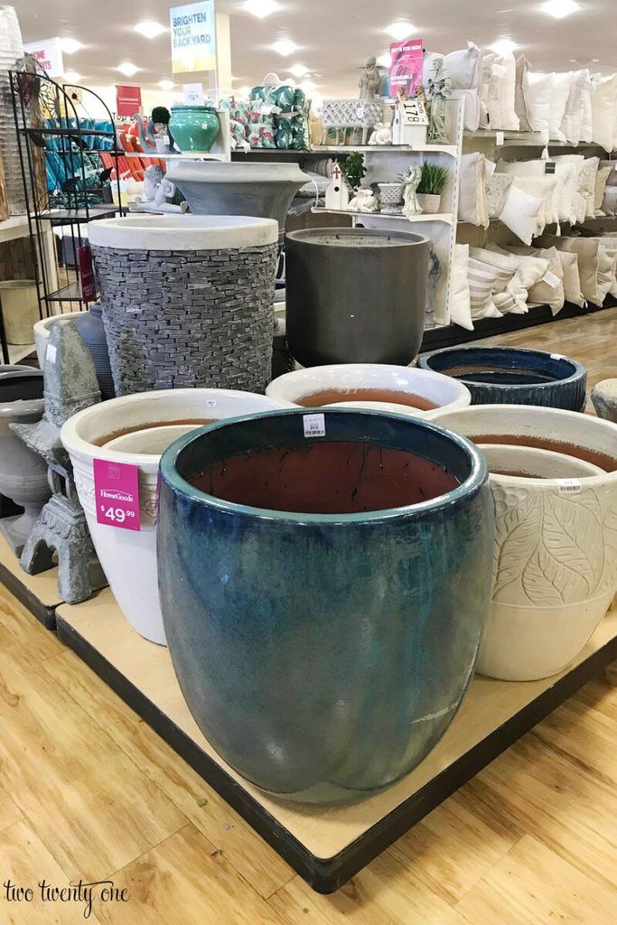 there are many pots on display in the store