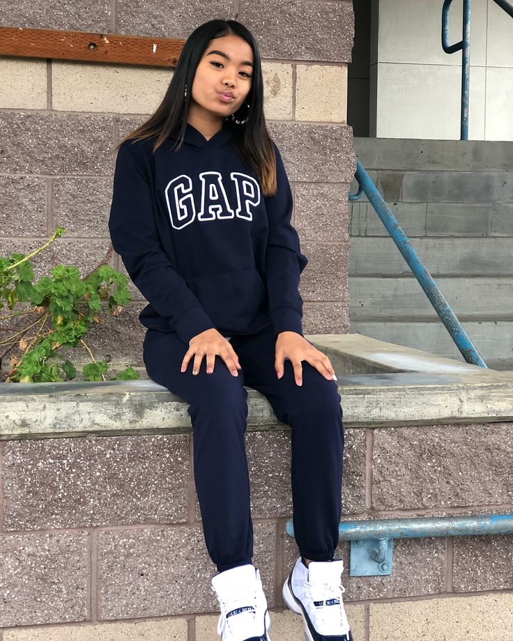 @Keyra2003😍📸 Gap Hoodie Outfit, Throwing Fits, Sweatpants Outfits, Bad Gyal, Gap Hoodie, Teen Swag Outfits, Boujee Outfits, Baggy Clothes, Effortlessly Chic Outfits