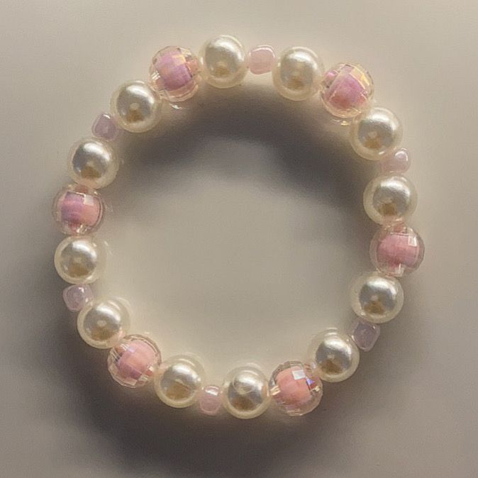 Coquette Bracelets Diy, Coquette Bracelet Beads, Beaded Bracelets Coquette, Pearl Bead Bracelet Ideas, Coquette Beaded Bracelet, Cute Bracelet Designs, Crystal Bead Bracelet Ideas, Pulseras Coquette, Gelang Manik Handmade