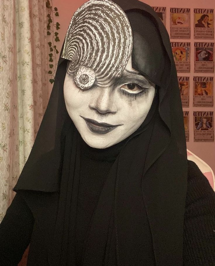 uzumaki girl from junji ito Hijab Halloween Costumes, Junji Ito Costume, Uzumaki Makeup, Junji Ito Makeup Look, Tomie Junji Ito Makeup, Junji Ito Cosplay, Tomie Junji Ito Cosplay Outfit, Junji Ito Makeup, Hijab Cosplay