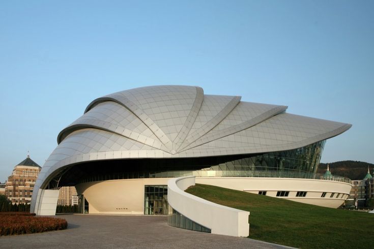 a large building that is next to some grass