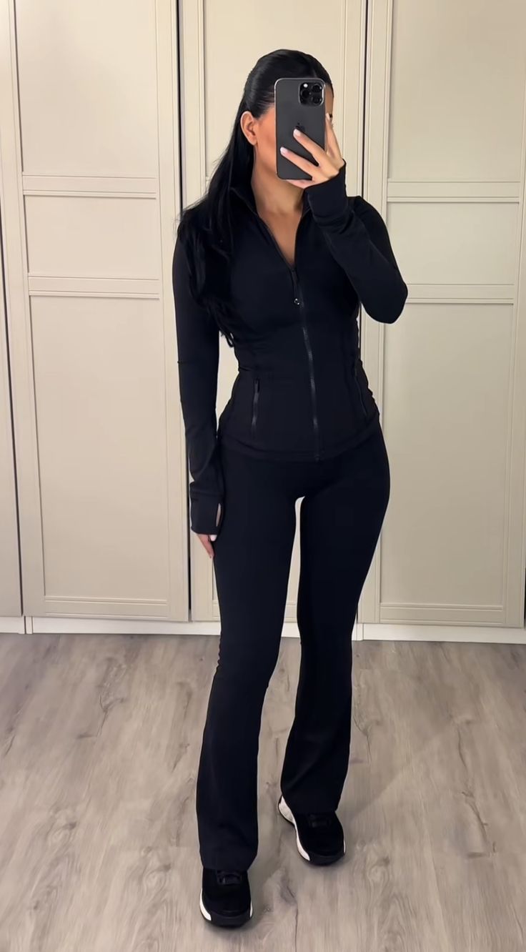 Black Gym Outfits, Chav Girl, Flair Leggings Outfit, Alex Parrish, Blue Leggings Outfit, Tracksuit Outfit Women, Stylish Leggings Outfit, Black Athleisure Outfits, Sports Wear Outfits