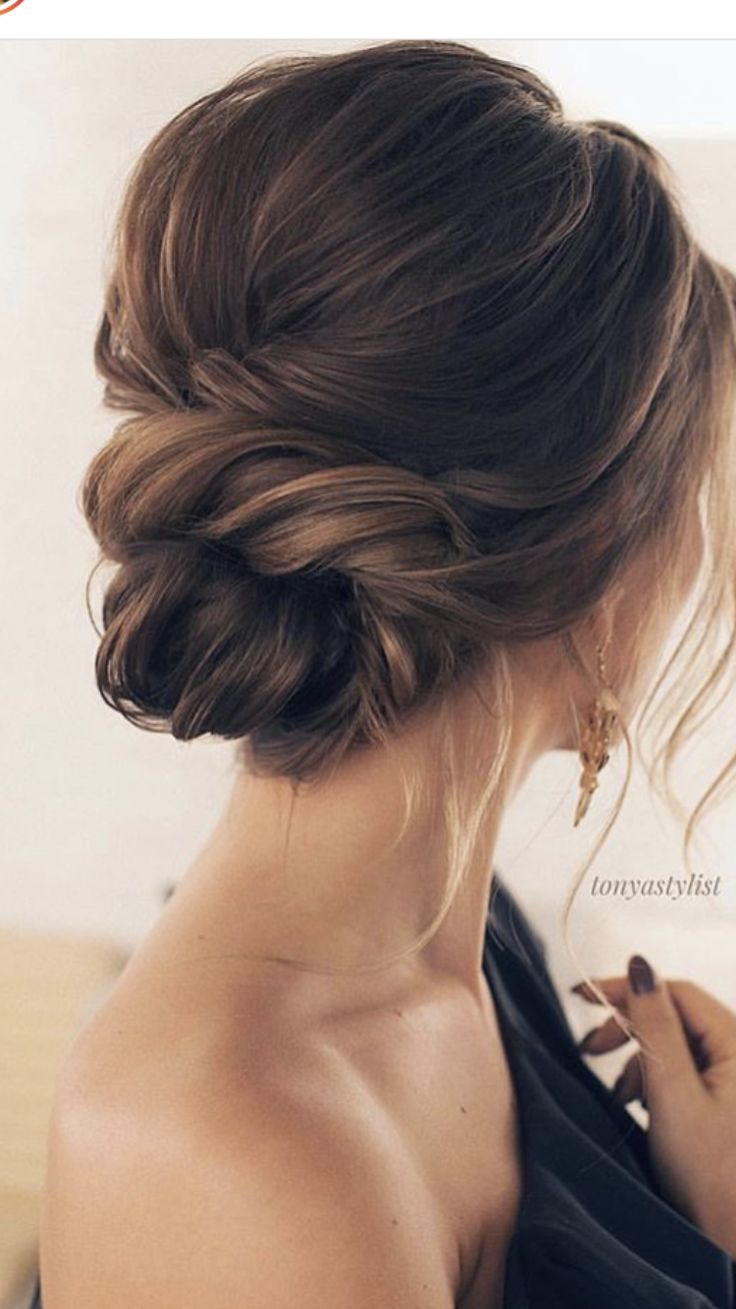 Wedding Hair V Neck Dress, Classy Updo Hairstyles, Classy Updo, Summer Wedding Hairstyles, Vintage Updo, Hairstyles Theme, Low Chignon, Bridal Hair Updo, Wedding Hair Inspiration