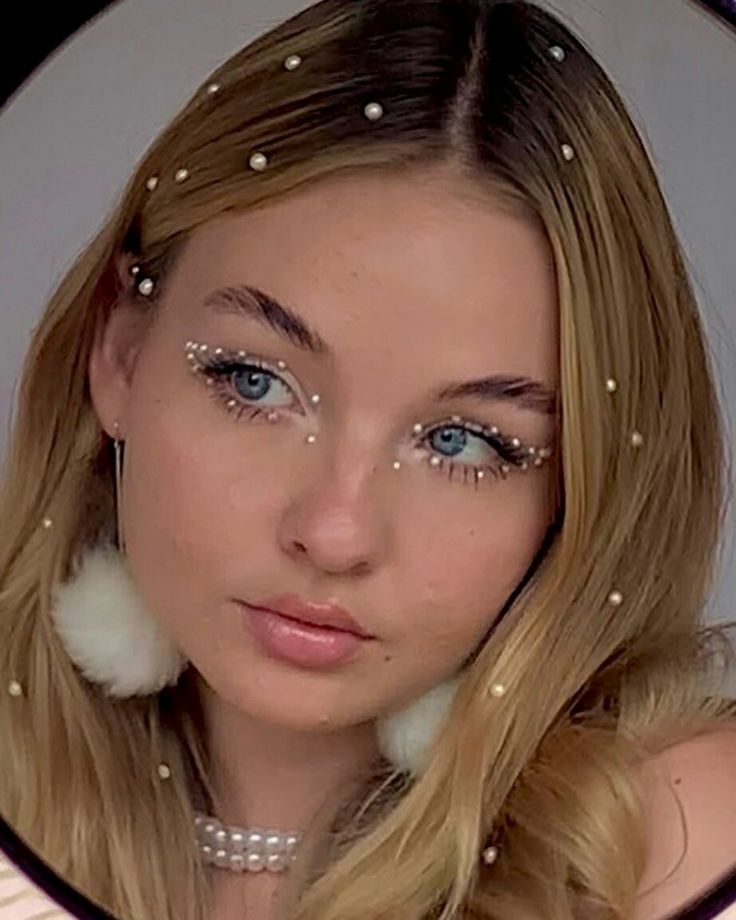 White Pearl Makeup, Bead Makeup, Mod Makeup, Black And White Makeup, Angel Makeup, Cute Halloween Makeup, Carnival Makeup, Bright Makeup, Prom 2024