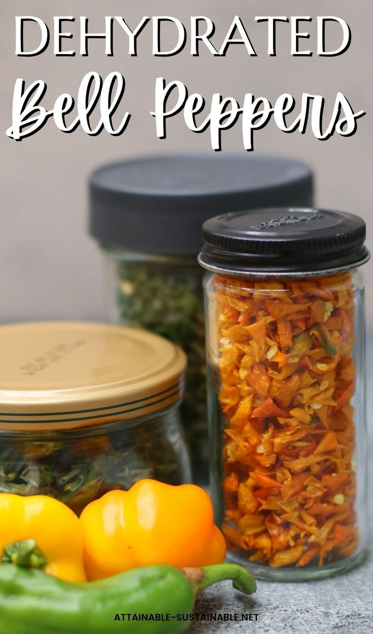 jars of yellow and green dried peppers. Dehydrated Peppers, Dehydrate Peppers, Sweet Pepper Recipes, Peter Piper, Bell Pepper Recipes, Dried Peppers, Sweet Bell Peppers, Dehydrated Fruit, Sweet Peppers