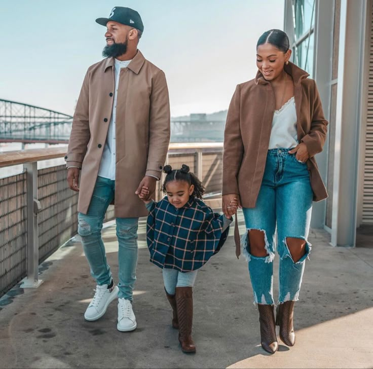 Fall Picture Outfits, Fall Photoshoot Family, Street Style For Women, Couples Matching Outfits Swag, Teens Outfits, Formal Outfit Ideas, Winter Outfit Ideas For Women, Tan Outfit, Coat Jeans