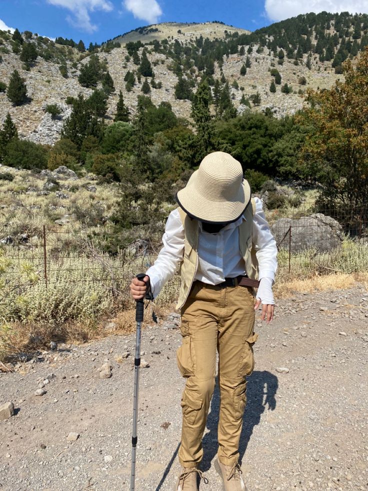 Geologist in field Archaeologists Outfit, Field Biologist Outfit, Field Work Outfit Women, Geologist Outfit, Field Clothes, Study Outfit, Field Work, White Desert, Character Design Girl