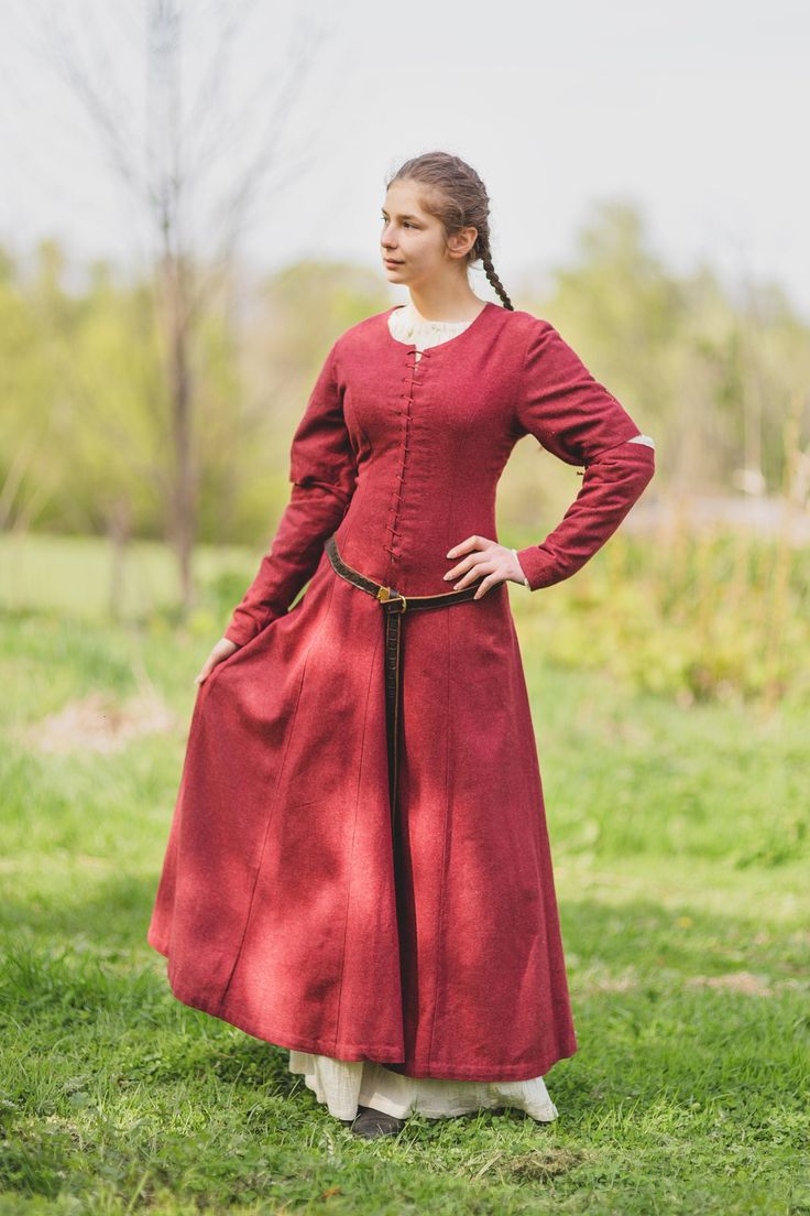 Red Long Sleeve Dress With Historical Design, Long Sleeve Medieval Fitted Dress, Medieval Style Long Sleeve Fitted Dress, Medieval Style Fitted Long Sleeve Dress, Medieval Long Sleeve Dresses For Fall, Fitted Long Sleeve Medieval Dress For Fall, Long Sleeve Dress For Larp, Fall Medieval Dress With Fitted Style, Red Gothic Dress For Fall