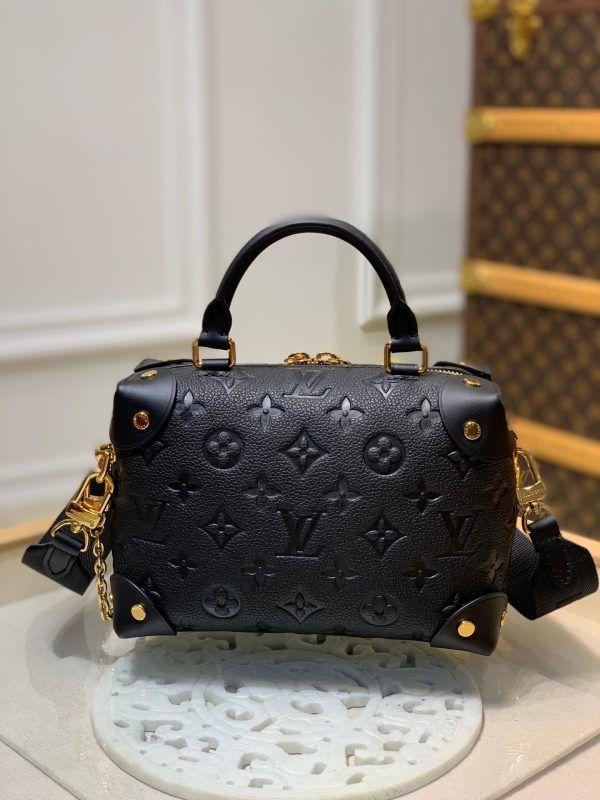 Fashion Lu-Vi Bags - 12373 A+ Excellent Quality copies; Contact us if you've any questions in your mind. Luxurious Bags, Luxury Bags Collection, Bag Clothes, Vuitton Bag, Womens Purses, Bags Designer Fashion, Lv Bag, Bag Tags, Cowhide Leather