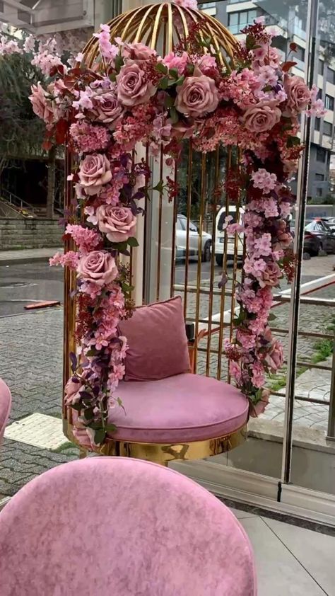 Swing design ideas Floral Interior Design Ideas, Hanging Chair With Flowers, Creative Ideas For Decoration, Whimsical Store Design, Pink Boutique Ideas, Instagram Corner Ideas, Salon Backdrop Ideas, Flower Cafe Interior, Bright Boho Bedroom