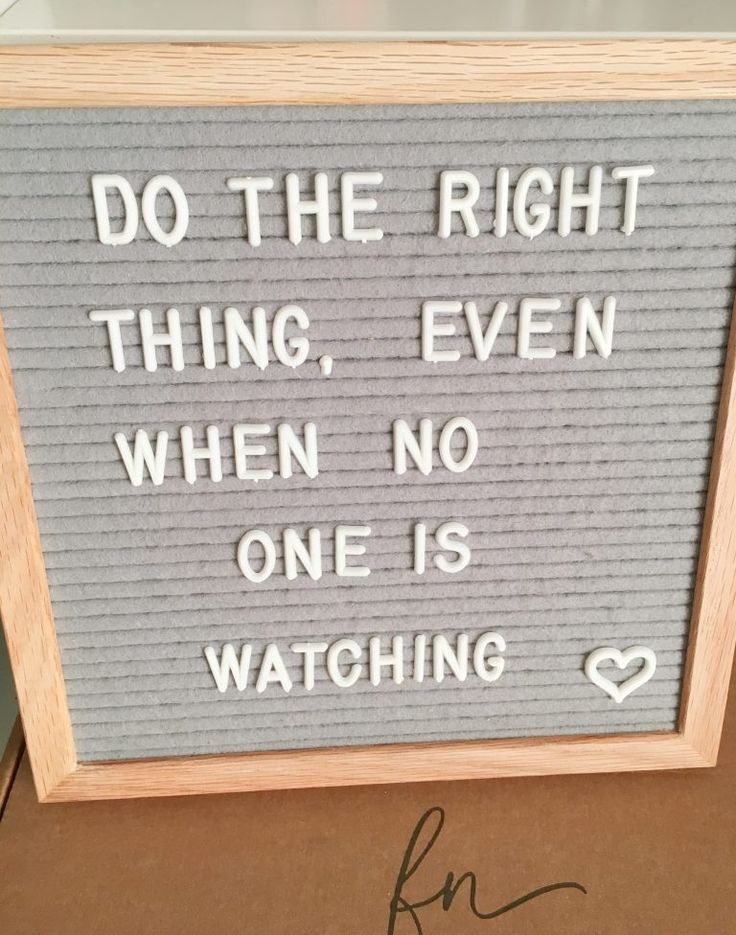 a sign that says do the right thing, even when no one is watching it