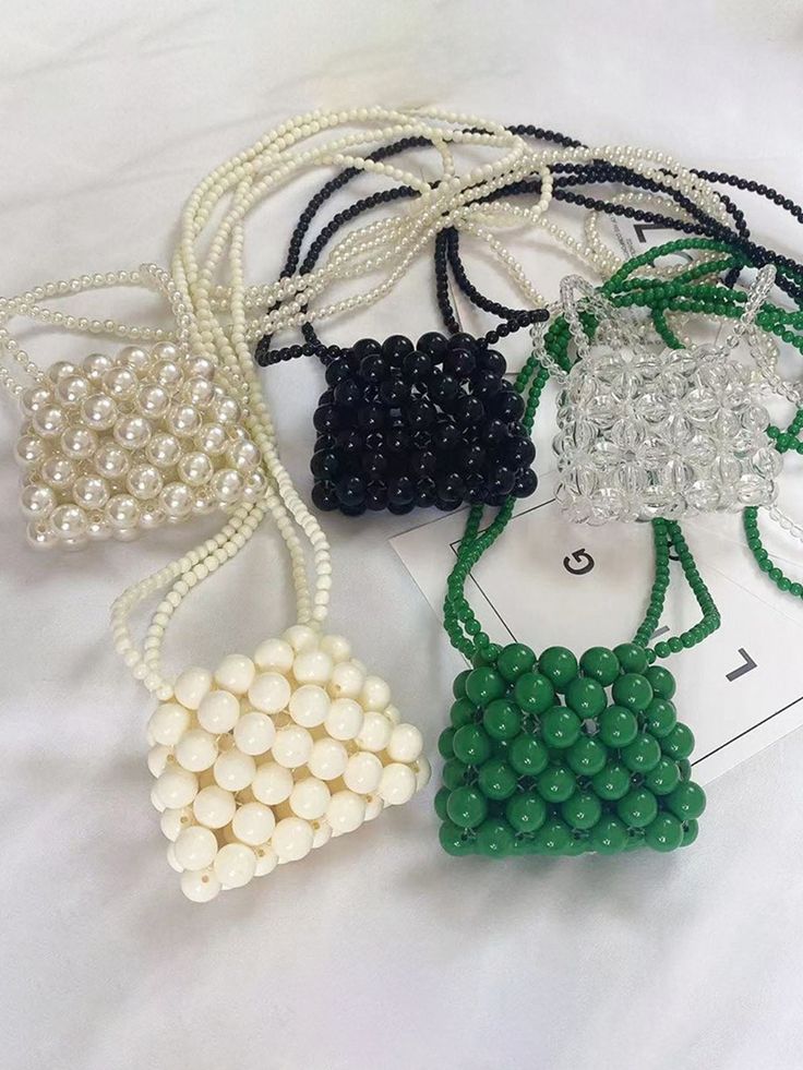 Detalles

 Presentamos nuestro mini bolso bandolera Beaded Pearl, un accesorio impresionante que combina sin esfuerzo elegancia con funcionalidad.

 Disponible en varios colores cautivadores, incluidos verde, crema, transparente, negro, blanquecino y rojo, este bolso seguramente complementará cualquier atuendo.

 Confeccionado en un estilo retro europeo y americano, este bolso irradia sofisticación y encanto atemporal.

 Su material acrílico y su diseño de bolso tejido añaden un toque de textura, mientras que las modernas cuentas embellecen el bolso con un toque de glamour.

 Diseñado para brindar comodidad, este mini bolso cruzado es perfecto para llevar sus elementos esenciales mientras viaja.

 Su forma de bola de masa y su tamaño compacto lo hacen ideal para el uso diario, mientras qu Hand Beaded Bag, Бисер Twin, Gelang Manik-manik, Red Pearl, Pearl Bag, Gelang Manik, Beaded Handbag, Green Pearls, Green Beige