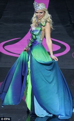 Any dress which brings to mind the Aurora Borealis (Northern ... Aurora Borealis Inspired Dress, Aurora Borealis Outfit, Aurora Borealis Costume, Miss Universe National Costume, Miss Universe 2013, Black Feather Dress, 2015 Style, Random Patterns, Patriotic Dresses