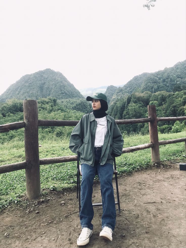 Theme Park Outfit Hijab, Ootd Boyish Hijab, Hiking Hijab Outfit, Topi Hijab Style, Outfit Hiking Hijab, Ootd Camp, Outfit Camping Hijab, Ootd Bromo Hijab, Topi Hijab