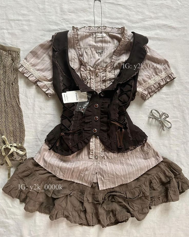 Japanese Vintage Outfits, Cryptid Academia Outfits, Female Protagonist Outfits, Brown Style Aesthetic, Neopolitan Outfits, Ghostcore Outfits, Brown Green Outfit, Cute Brown Outfits, Coquette Soft Style