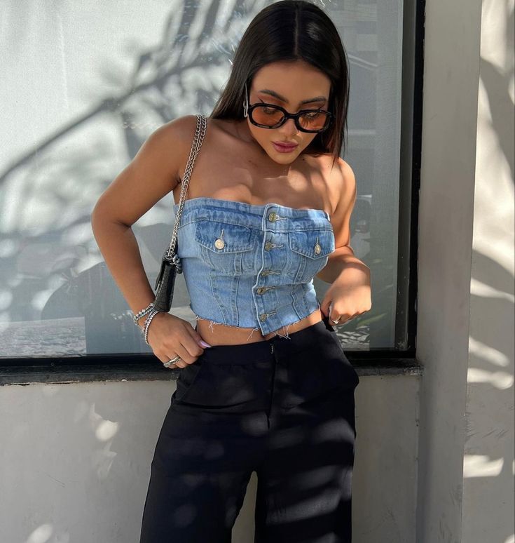 Los Angeles Azules Concert Outfit, Bustier Street Style, Denim Top Black Pants Outfit, Denim Bustier Top Outfit, Outfits With Denim Top, Denim Top Outfit Aesthetic, Demin Tops Outfit, Jean Crop Top Outfit, Denim Top Outfit Ideas