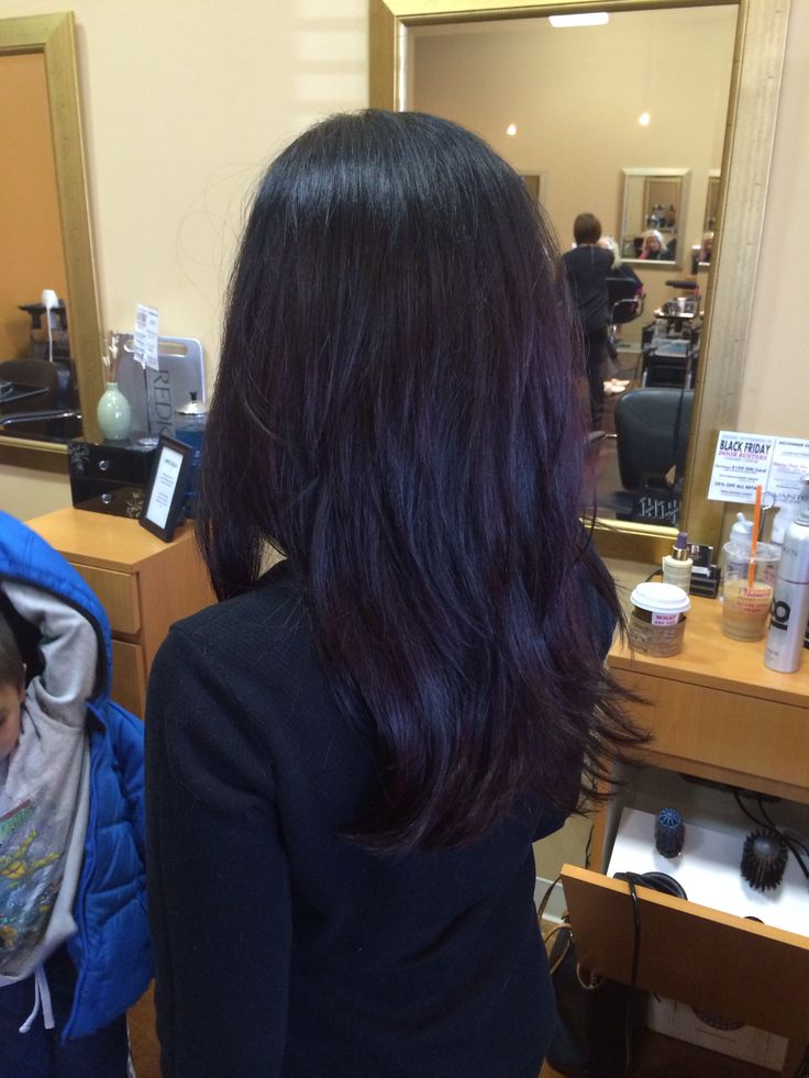 Dark purple hair. I would love for my hair to turn out this colour. Quite subtle but it would be a nice result considering that I am not bleaching. See how I go tomorrow. Black Hair With Red Tint, Plum Black Hair, Violet Black Hair, Dark Plum Hair, Dark Purple Hair, Plum Hair, Hair Tint, Violet Hair, Hair Dark