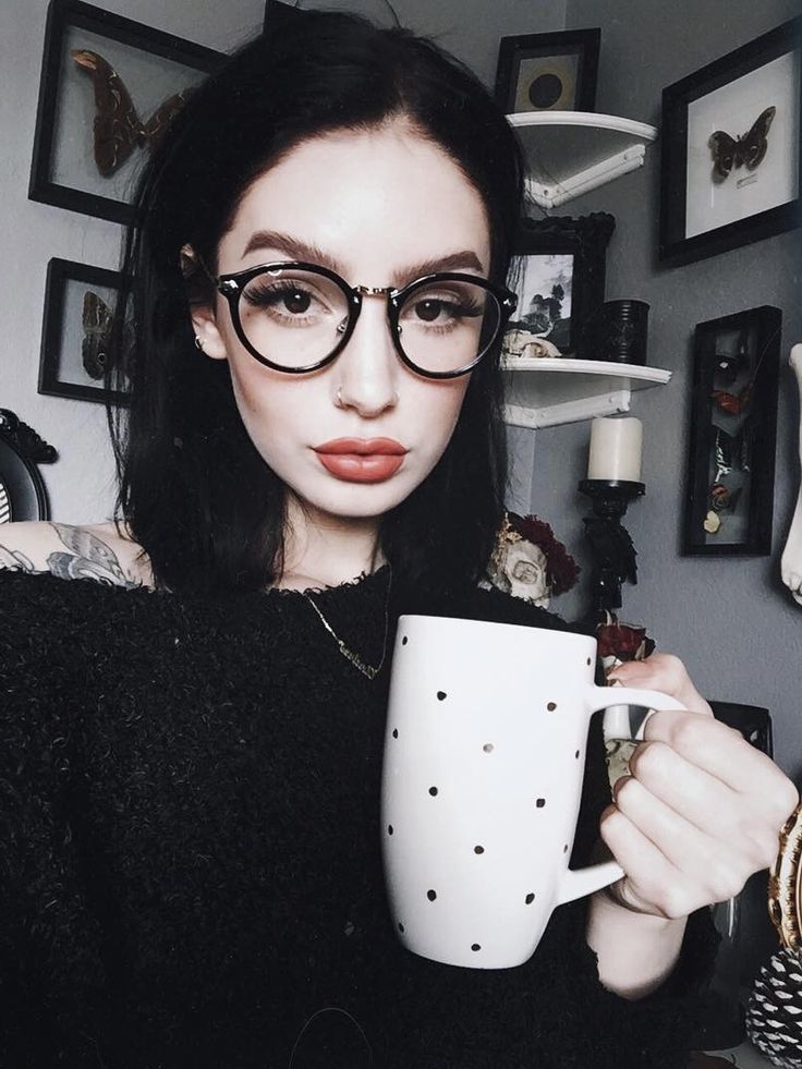 Fete Emo, Gothic Glasses, Lady Lovely Locks, Goth Subculture, Black Hair Dye, Cute Hair Colors, Gothic Girl, Goth Glam, Glasses Makeup