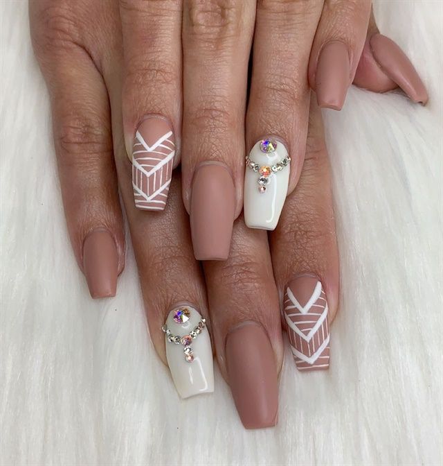 White Abstract Nail Art, Linear Nail Designs, Gray Abstract Nails, White Abstract Nails Coffin, Brown Nails Abstract, Neutral Abstract Nails, Sns Nails Designs, Beautiful Nail Polish, Elegant Nail Art