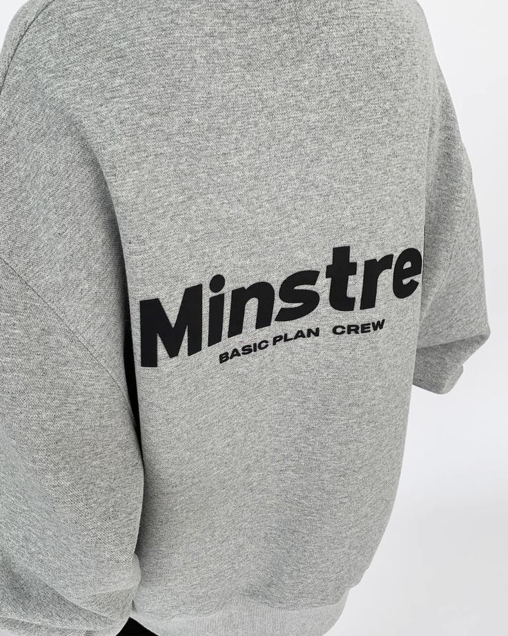 Sweat tops with a logo on the back that makes it stand out.

A versatile piece that can be used from street style to basic style.

Although it is simple, it adds an edge to your outfit.

◾️Model
Height/Weight: 158cm(62.2in)/45kg(99.2lb)
Size：L






Cm
(inches)

Length
Chest
Shoulder
Sleeve Length


M
69(27.1)
120(47.2)
56(22.0)
64(25.1)


L
71(27.9)
124(48.8)
58(22.8)
65(25.5)


XL
73(28.7)
128(50.3)
60(23.6)
66(25.9)


2XL
75(29.5)
132(51.9)
62(24.4)
67(9.6) Oversized Gray Tops With Logo Print, Oversized Gray Top With Logo Print, Basic Gray Sweatshirt For Everyday, Gray Crew Neck Top With Letter Print, Sporty Gray Crew Top, Gray Crew Neck Tops For Athleisure, Gray Streetwear Top With Back Print, Gray Back Print Top For Streetwear, Gray Top With Back Print For Streetwear