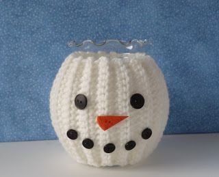 a knitted snowman's head is shown in front of a blue background