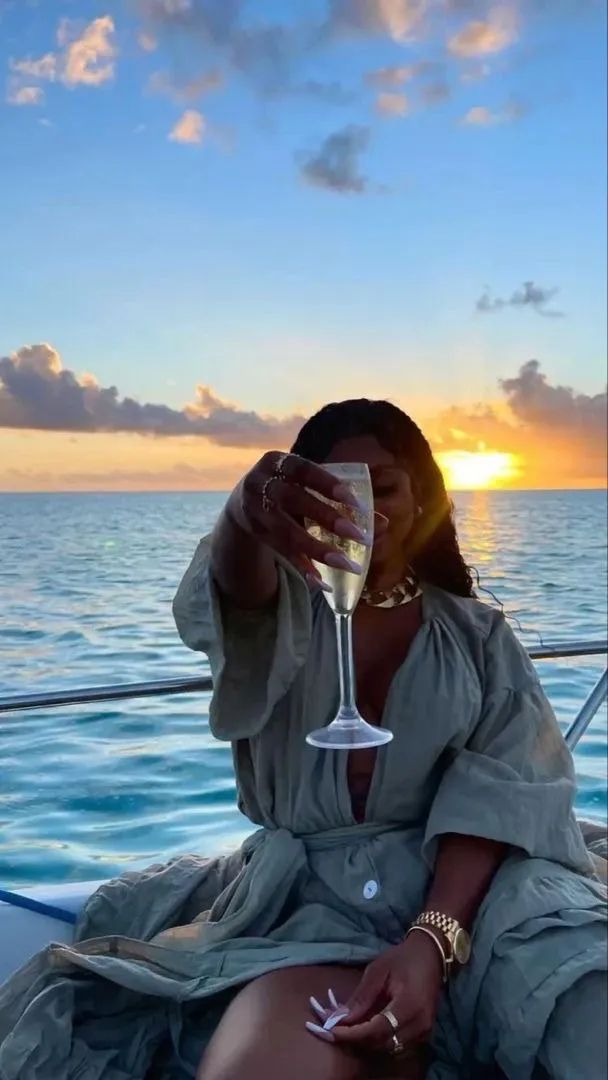 Manifestation Aesthetic photos | champagne on the water | what are you manifesting? Black Girls Luxury Lifestyle, Vision Board Pics, Vision Board Photos, Vision Board Pictures, Dream Vision Board, Motivation Poster, Girls Vacation, Photographie Portrait Inspiration, Rich Girl Lifestyle