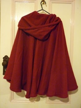 I love capes and this one from a blanket seems almost doable except for the hood. (I am not really a sewer!) Maybe I could adapt it? Fashion Cape, Diy Cape, Winter Cape, Diy Fashion Trends, Cape Fashion, Cape Pattern, Diy Wool, Red Cape, Hooded Cloak