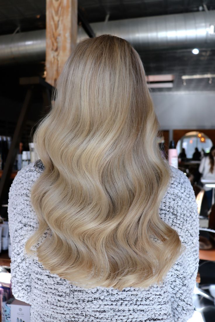 Structured Waves Hair, Blonde Glam Waves, Bridal Glam Waves Middle Part, Soft Wave Bridal Hair, Hollywood Bridal Waves, Glamour Curls Wedding, Bride Blowout Hair, Holly Wood Curls, Blonde Hollywood Waves Wedding