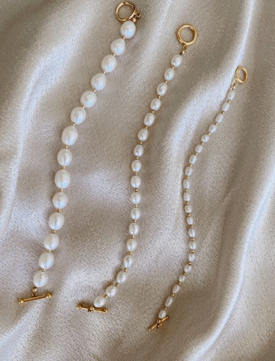 14K Gold Filled Bracelets Medium Pearl Bracelet LINK'D THE LABEL Pearl Necklace 2022, Pearl Jewelry Bracelets, Handmade Pearl Bracelets, Handmade Jewelry Pearls, Pearls Bracelet Diy, Pearl Handmade Jewelry, Beads Design Ideas, Handmade Jewelry Ideas Necklace, Handmade Accessories Necklace