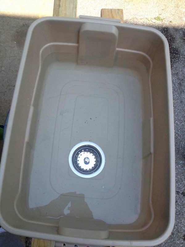 a sink that is sitting on the ground