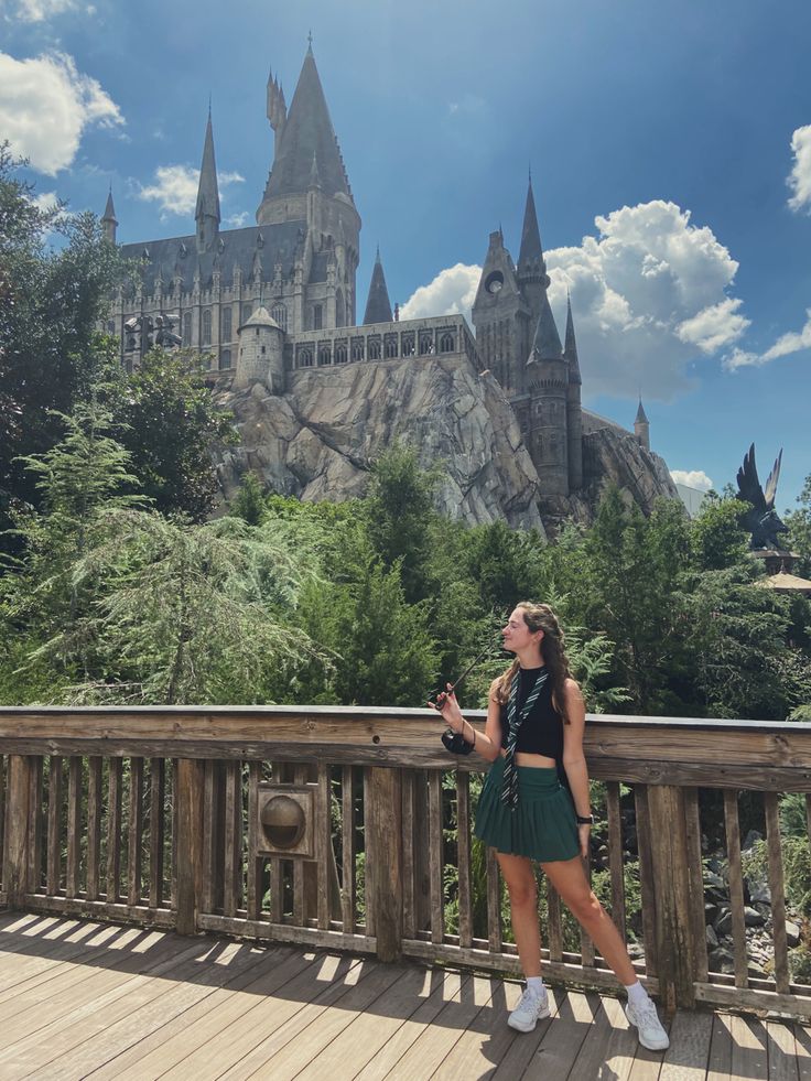 Picture of a girl wearing a black top and green skirt with white tennis shoes on a bridge at Harry Potter world in Universal Studios in front of Hogwarts Universal Slytherin Outfit, Harry Potter Disney Outfit, Slytherin Universal Outfit, Slytherin Outfit Universal Studios, Universal Hogwarts Outfit, Outfits For Harry Potter World, Fall Universal Studios Outfit, Summer Universal Studios Outfits, Harry Potter Outfits Summer