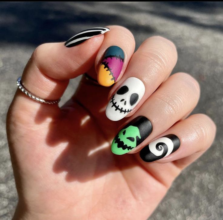 Halloween Nail Designs Nightmare Before Christmas, White Halloween Nail Designs, Halloween Candy Nails, Halloween Nails Nightmare Before, Jack And Sally Nail Designs, Short Halloween Nails 2022, Spooky Disney Nails, Almond Halloween Nail Designs, Jack And Sally Nails