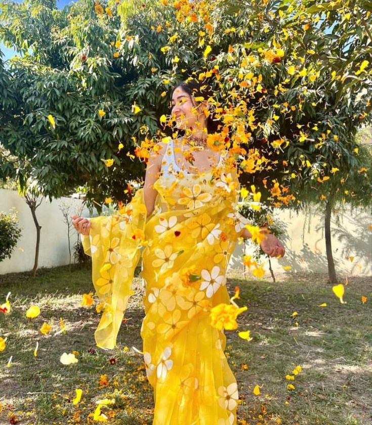 Yellow Organza Saree, Hand Painted Saree, Painted Saree, Haldi Ceremony Outfit, Haldi Outfit, Hand Painted Sarees, Desi Fashion Casual, White Saree, Yellow Saree