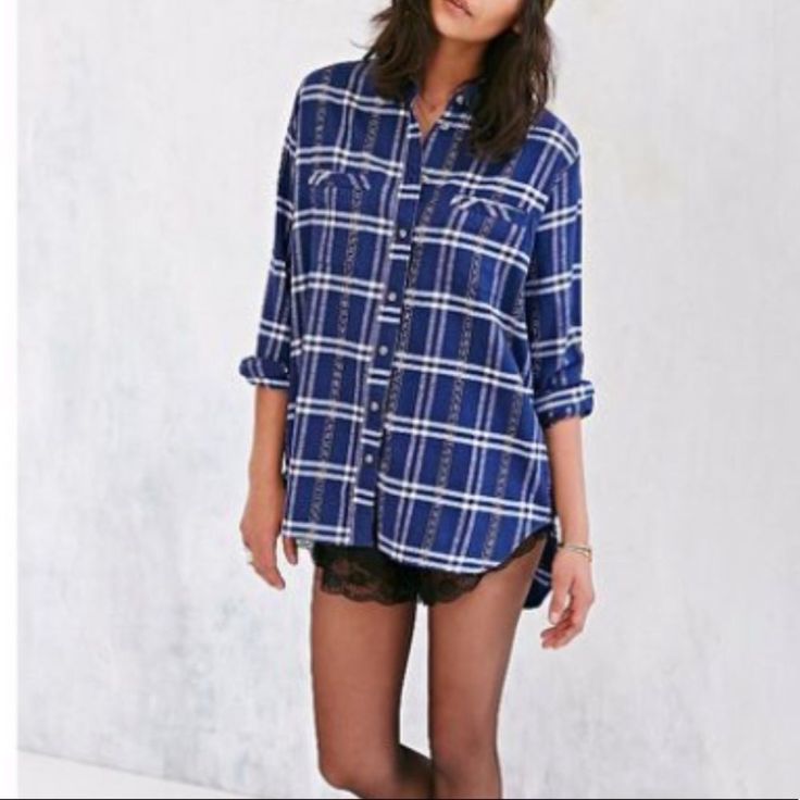 Nwt Urban Outfitters Bdg Nellie Oversized Button-Down Shirt Uo-Exclusive Button-Down Shirt From Bdg Offers An Oversized Long Sleeve Silhouette. Pure Cotton Construction Trimmed With A Pointed Collar And Button Flap Pockets At The Chest. Content + Care. 100% Cotton Machine Wash Model In Neutral Is 5'8" And Wearing Size Small. Measurements Approx. Bust: 40”, Length: 28” (Front), 32” (Back) Plaid Button-up Blouse For Day Out, Casual Blue Shirt With Shirttail Hem, Blue Shirt With Shirttail Hem For Fall, Urban Outfitters Button-up Top For Work, Urban Outfitters Button-up Workwear Top, Trendy Blue Blouse With Shirttail Hem, Oversized Blue Shirt For Day Out, Casual Urban Outfitters Tops For Work, Urban Outfitters Casual Workwear Tops